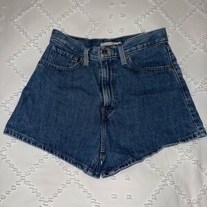 Levi’s High Waisted Mom Shorts 28